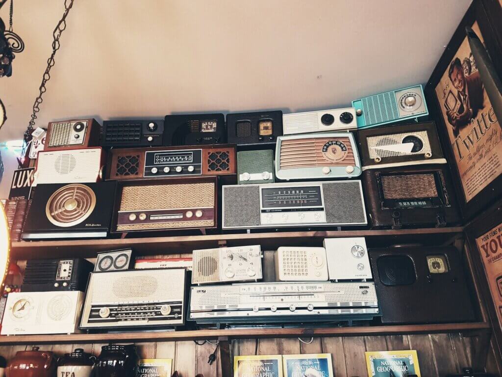 Selling electronics online retail arbitrage - A wall display of many vintage radios, a variety of electronics products