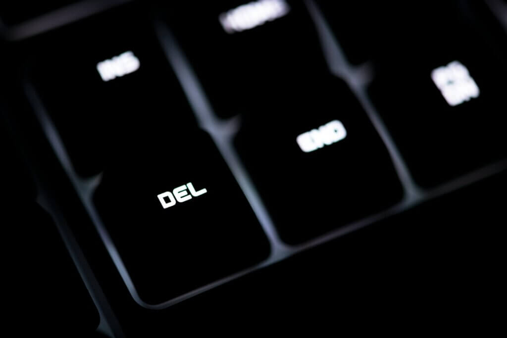 How to delete an Amazon review - A dark, backlit keyboard with a focus on the DEL (Delete) key